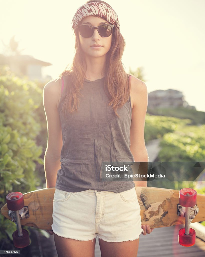 Schöne Junge Frau mit einem skateboard - Lizenzfrei Braunes Haar Stock-Foto