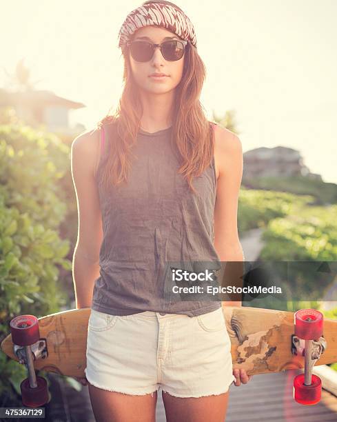 Schöne Junge Frau Mit Einem Skateboard Stockfoto und mehr Bilder von Braunes Haar - Braunes Haar, Entspannung, Erwachsene Person