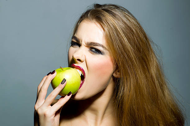 Grausam sexy blonde Mädchen mit apple – Foto