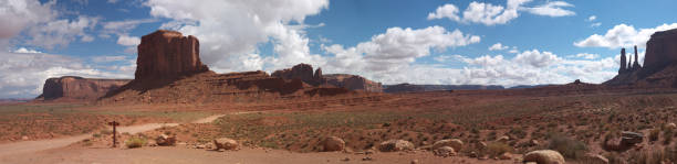 monument valley panorama - monument valley navajo mesa monument valley tribal park stock-fotos und bilder