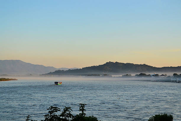 ferry-boat no mekong entre tailândia, laos - chiang khong imagens e fotografias de stock