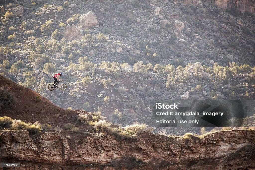 Экстремальная езда на горных велосипедах - Стоковые фото Red Bull роялти-фри