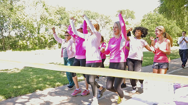 다양한 팀이 여자대표 빛나는 마라톤 위한 유방암 인식 제고 - marathon jogging success the end 뉴스 사진 이미지