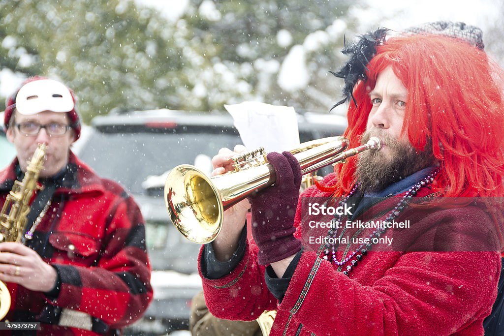 Mardi Gras brass band em esquina, Vermont Maple - Foto de stock de Cidade Pequena Americana royalty-free