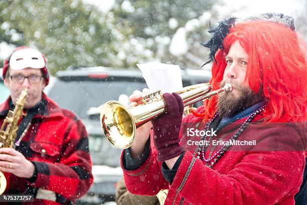 Foto de Mardi Gras Brass Band Em Esquina Vermont Maple e mais fotos de stock de Cidade Pequena Americana - Cidade Pequena Americana, Inverno, Localidade pequena