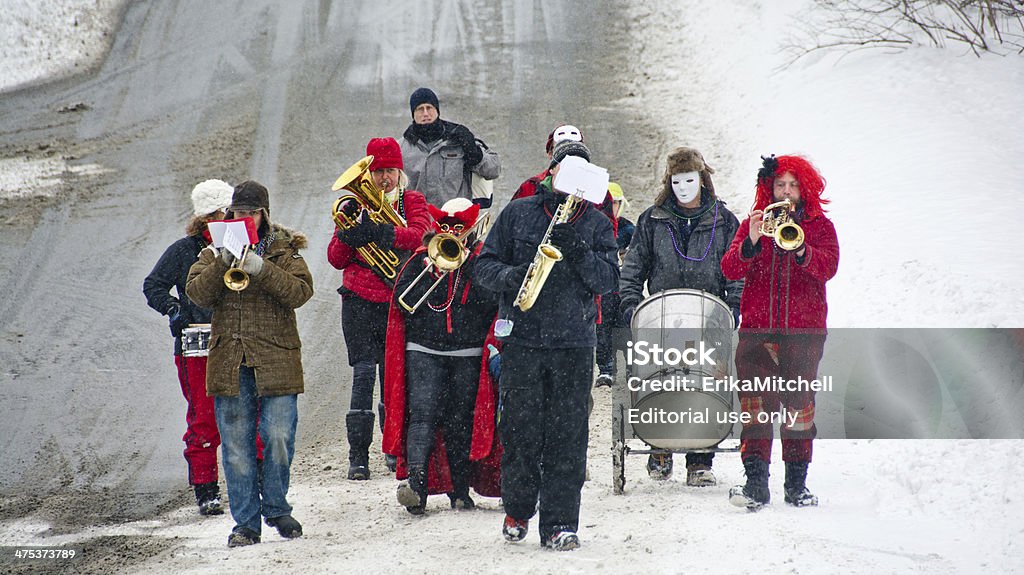 Plainfield brass band no canto Mardi Gras de bordo - Foto de stock de Bateria - Instrumento de percussão royalty-free