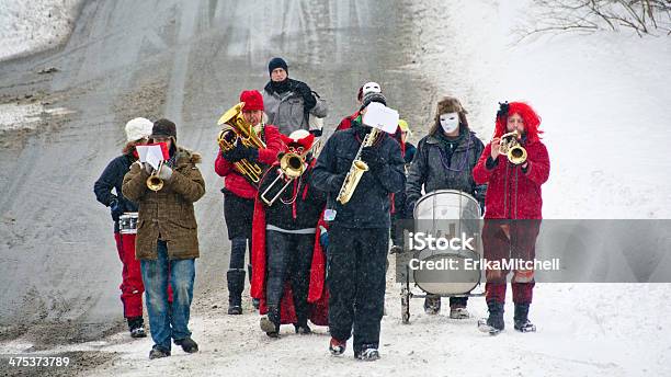 Foto de Plainfield Brass Band No Canto Mardi Gras De Bordo e mais fotos de stock de Bateria - Instrumento de percussão - Bateria - Instrumento de percussão, Brass Band, Carnaval - Evento de comemoração