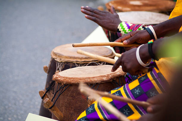 afrikanischer bongo musiker - afrikanische kultur stock-fotos und bilder
