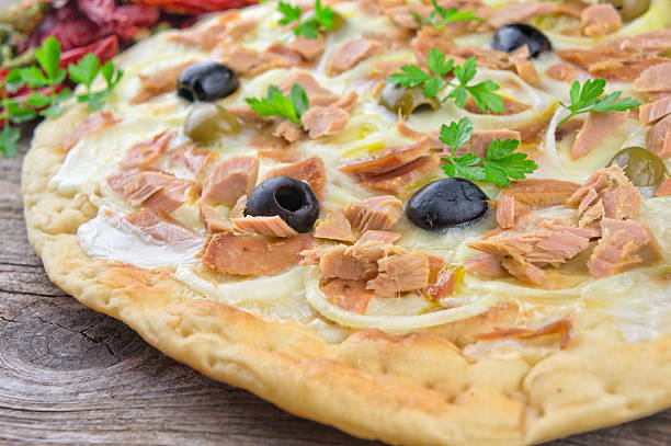 mozarela, pizza com atum e azeitonas, cebola - pizza tuna prepared fish cheese imagens e fotografias de stock