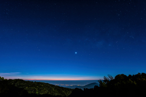Estrella en escena de la noche azul cielo photo