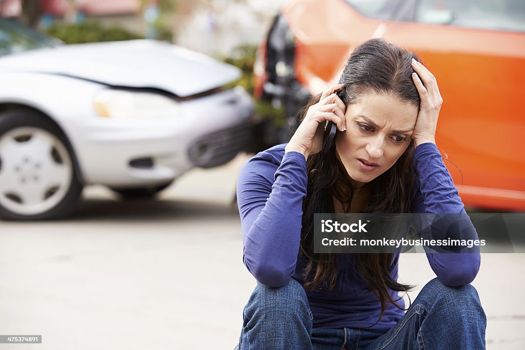 Kobieta kierowca prowadzenia rozmów telefonicznych po ruchu wypadkowego - Zbiór zdjęć royalty-free (Wypadek samochodowy)