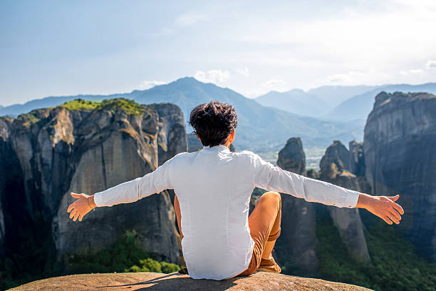 homme sur les montagnes - on top of business cliff businessman photos et images de collection