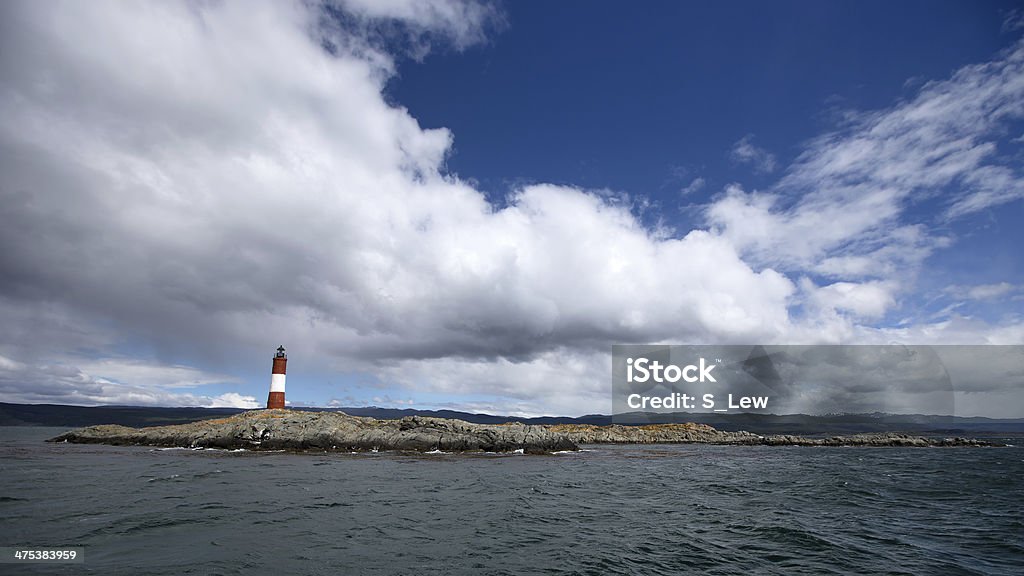 Ushuaia paisaje con faro en canal de Beagle - Foto de stock de Aire libre libre de derechos