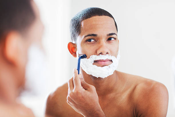 cuidados da pele e barbear. - shaving men shaving cream mirror imagens e fotografias de stock