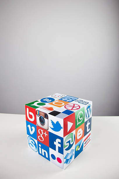 ソーシャルメディアと技術のキューブ - dropbox ストックフォトと画像