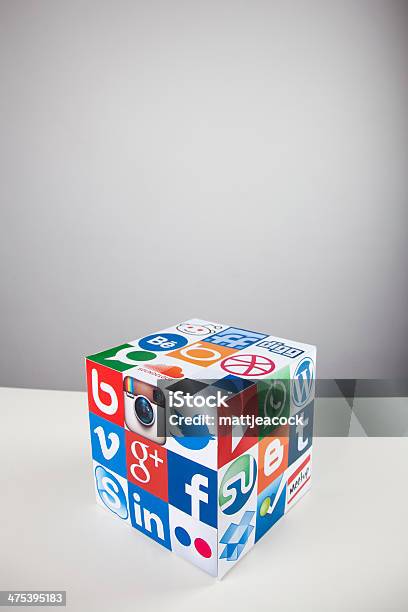 Redes Sociais E Tecnologia Cubo - Fotografias de stock e mais imagens de Apresentação Digital - Apresentação Digital, Bebo, Caixa