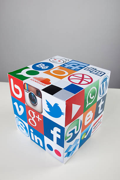 소셜 미디어 및 기술 큐브와 - google social media web page google plus 뉴스 사진 이미지