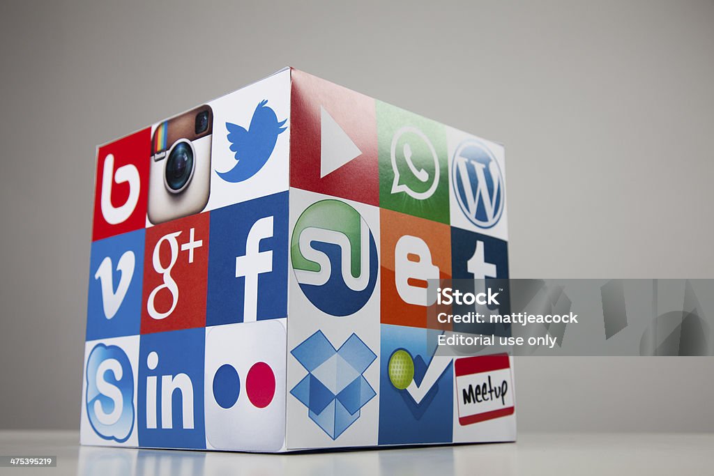 Los medios sociales y la tecnología en forma de cubo - Foto de stock de Bebo libre de derechos