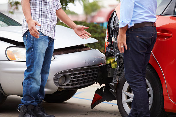 두 선수 언쟁 교통 사고 후 - dented car crash accident 뉴스 사진 이미지