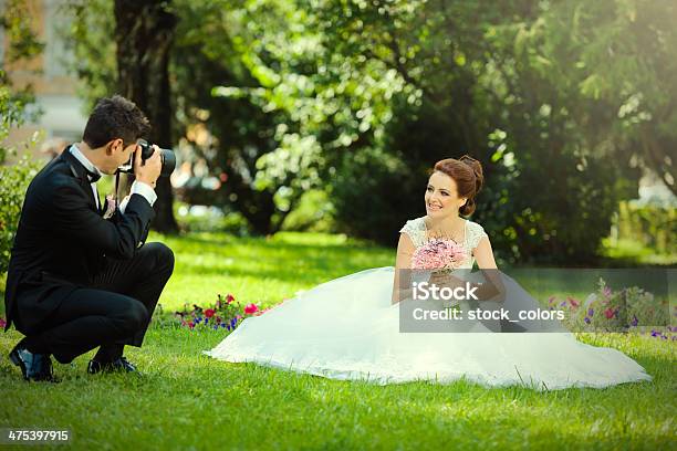 Marito Prendendo Foto Per La Sposa - Fotografie stock e altre immagini di Fotografo - Fotografo, Matrimonio, Abbigliamento formale