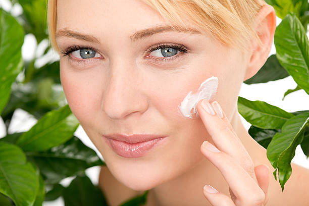 istock She only uses natural skin products 475404877