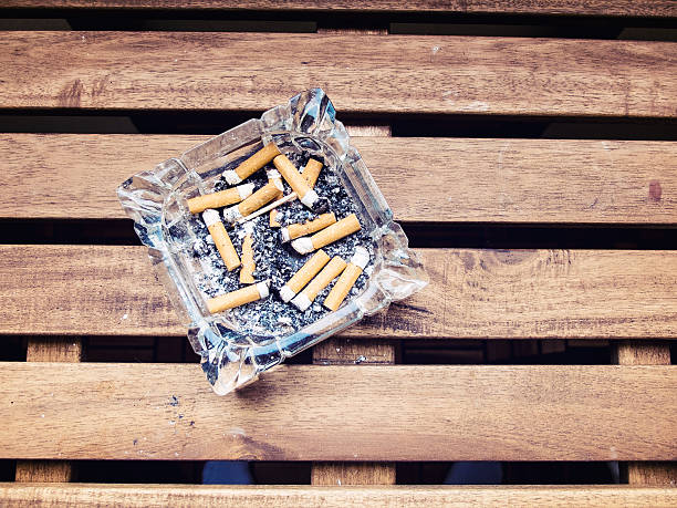 cinzeiro - cigarette smoking ashtray tobacco - fotografias e filmes do acervo