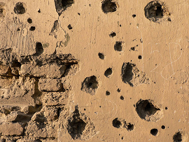 осколки снарядов на всю жизнь оставил калеками еще стены, афганистане. - kabul стоковые фото и изображения
