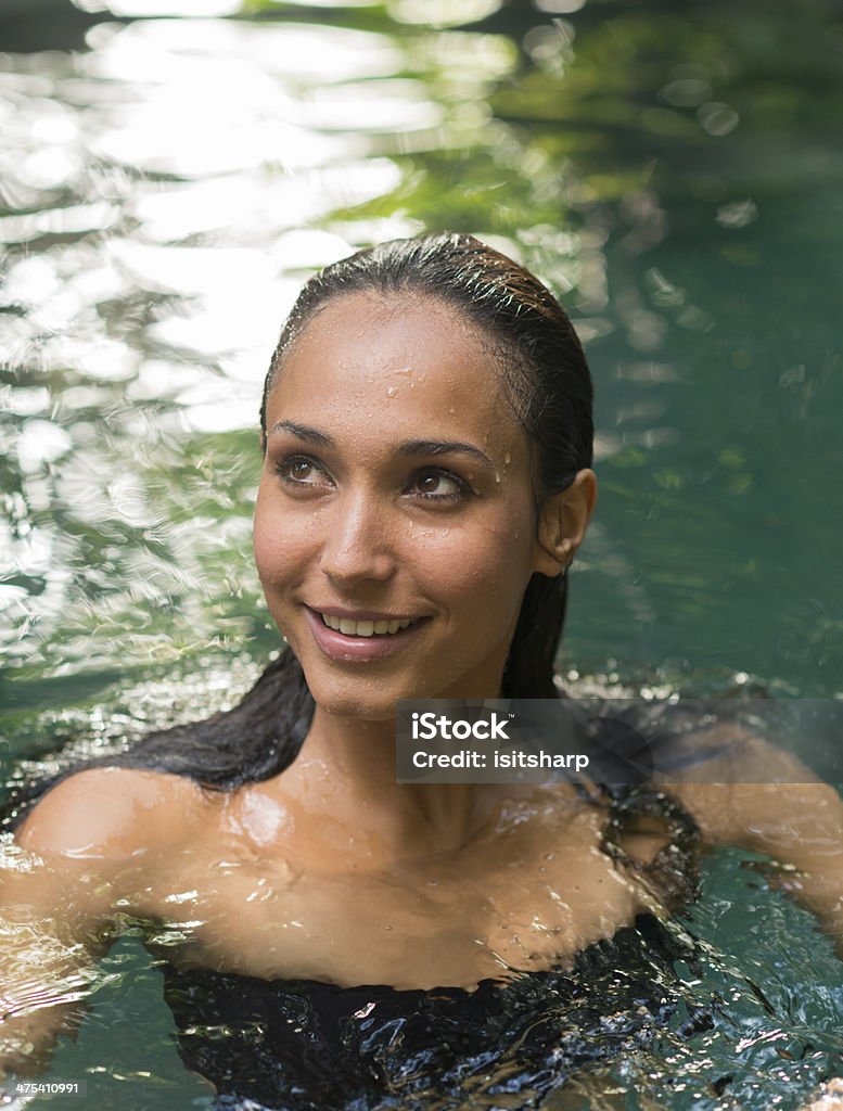 Retrato de uma jovem mulher em uma piscina Natural - Foto de stock de 20 Anos royalty-free