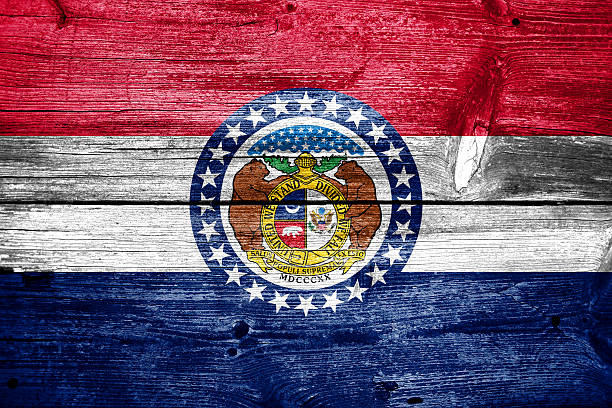 istock Missouri State Flag painted on old wood plank texture 475417759