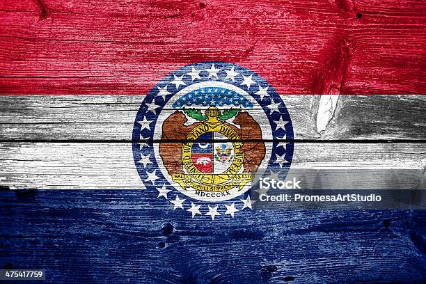 Bandeira Do Estado De Missouri Pintado Sobre Madeira Velha De Textura De Prancha - Fotografias de stock e mais imagens de Bandeira
