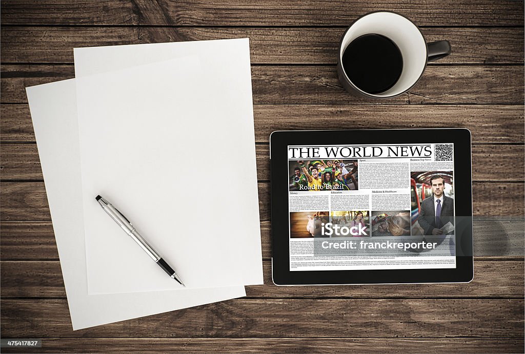 デジタル ebook リーダー、新聞での木製テーブル - からっぽのロイヤリティフリーストックフォト