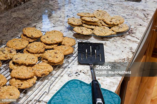 チョコレートチップクッキー焼きたて - おやつのストックフォトや画像を多数ご用意 - おやつ, カットアウト, キッチン