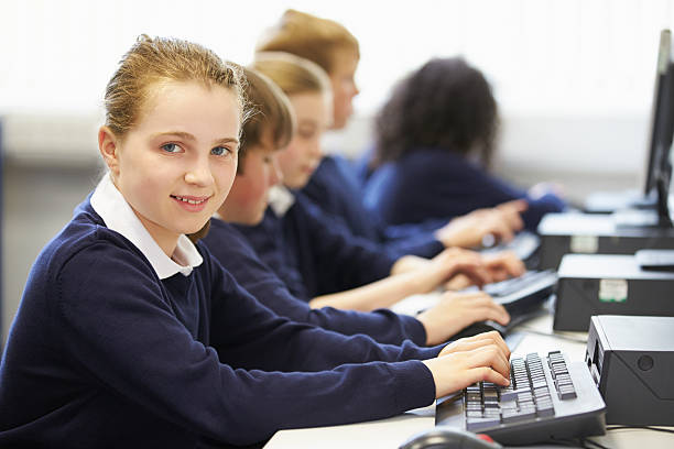 istock Line Of Children In School Computer Class 475423081