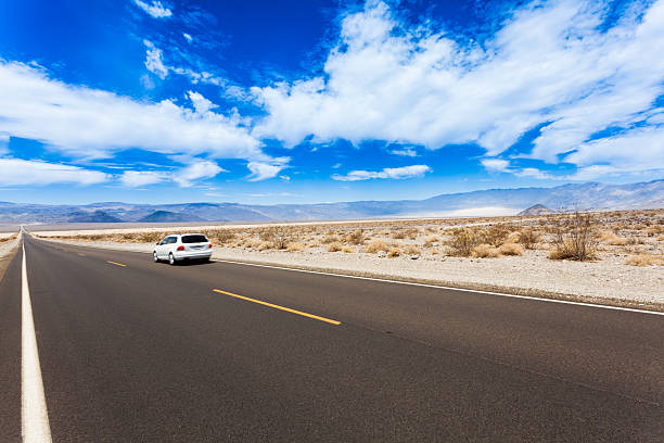 автомобиль, пересечения death valley, калифорния - desert road road highway california стоковые фото и изображения