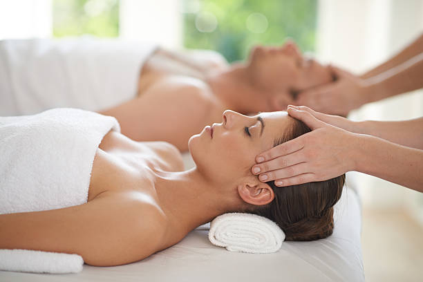 즐겁게 스파 getaway - massaging head massage ethnic beauty 뉴스 사진 이미지