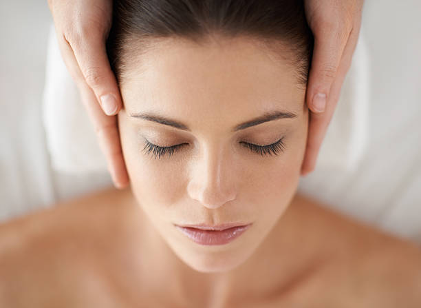 pure bliss - massaging spa treatment health spa women stock-fotos und bilder