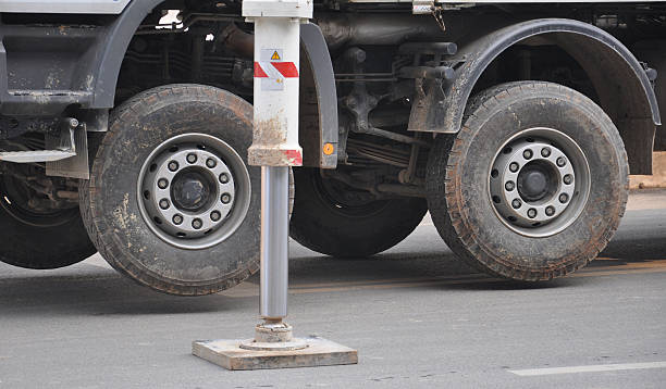pump のトラックのアウトリガー - scaffolding wheel construction site metal ストックフォトと画像