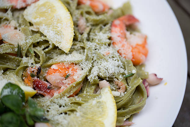 pescados y mariscos, pasta - gran padano fotografías e imágenes de stock