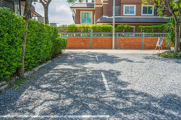 grava jardín con árbol y house - gravel fotografías e imágenes de stock