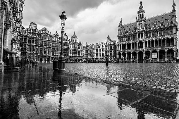 grand place riflessioni - brussels belgium arranging majestic foto e immagini stock