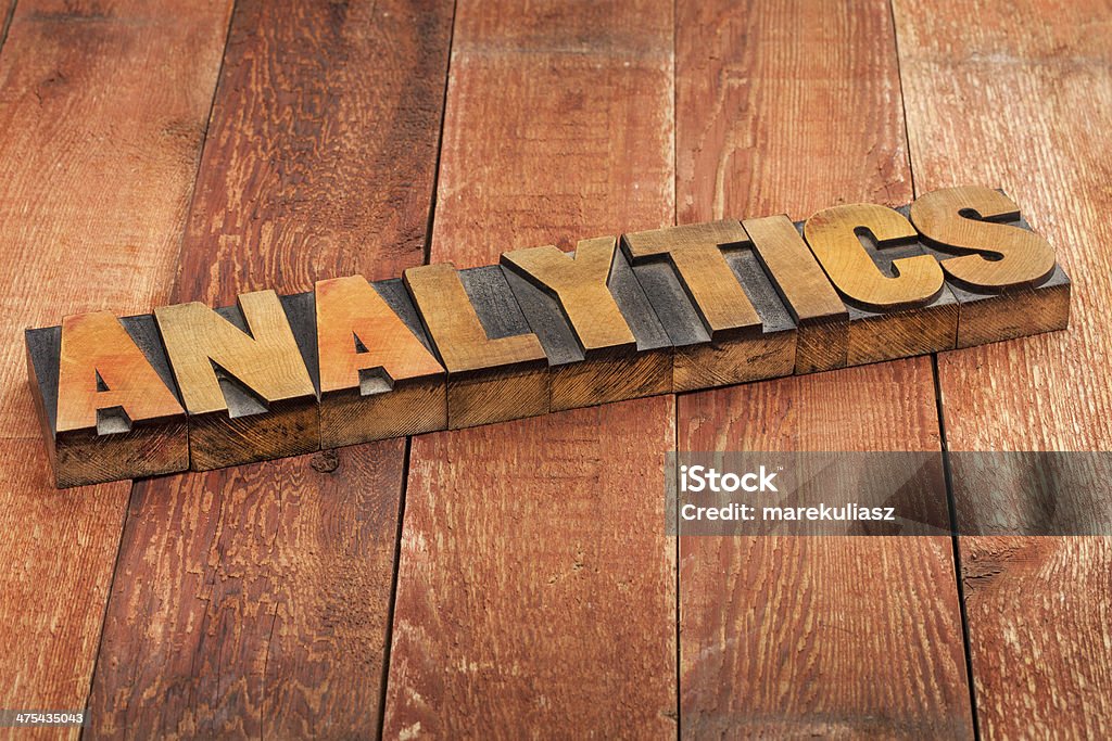 analytics słowo typografia - Zbiór zdjęć royalty-free (Analizować)