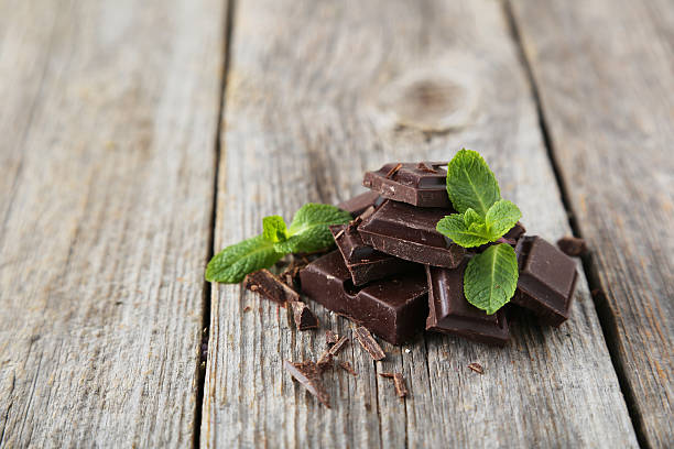 istock Fresh mint with chocolate on grey wooden background 475440550