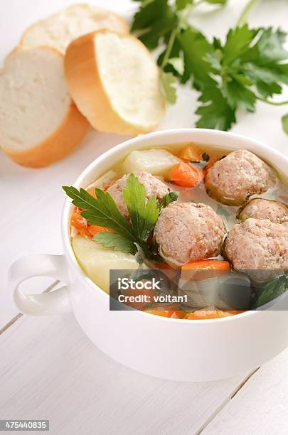 Almôndegas Sopa Em Tigela Branca - Fotografias de stock e mais imagens de Alimentação Saudável - Alimentação Saudável, Almoço, Almôndegas