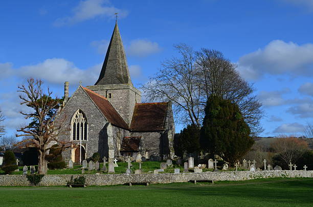 13 th century inglés iglesia. - uk cathedral cemetery day fotografías e imágenes de stock