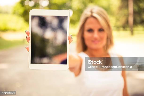 Mujer Usando Tableta Digital En El Parque Foto de stock y más banco de imágenes de Adolescente - Adolescente, Adulto, Adulto joven