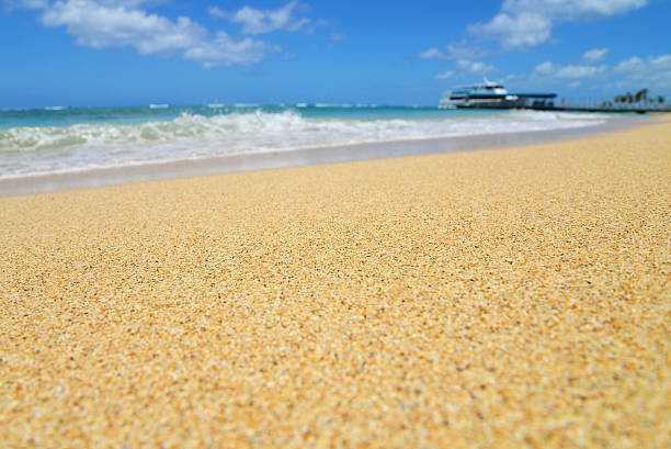 playa de arena con una embarcación y las olas en el fondo - hawaii islands big island waikiki beach fotografías e imágenes de stock