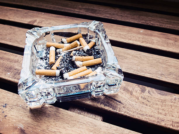 aschenbecher - smoking smoking issues cigarette addiction stock-fotos und bilder