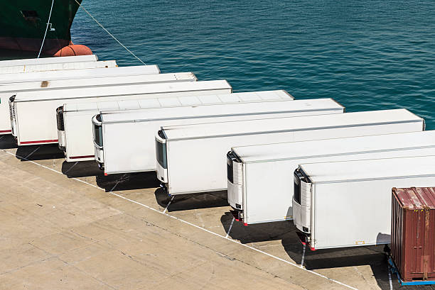 i contenitori refrigerato - vehicle trailer foto e immagini stock