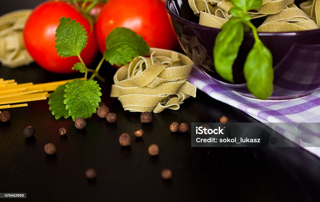 Macarrão Tagliatell com italiana em fundo de madeira - Foto de stock de 2015 royalty-free