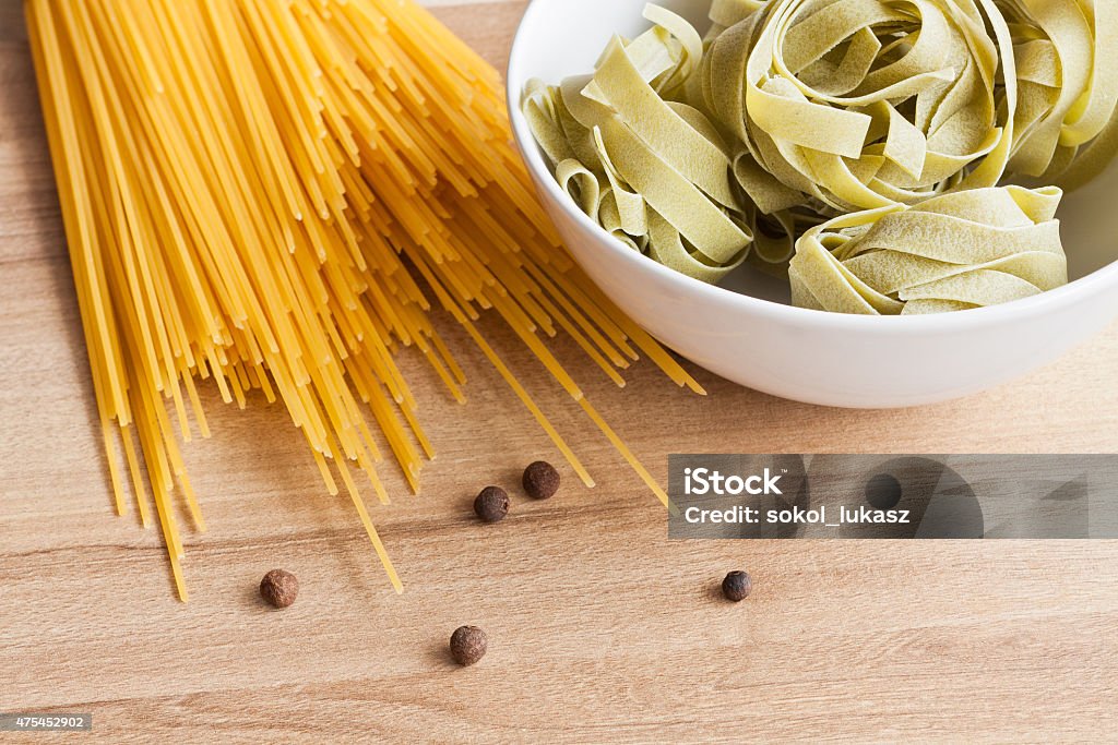 Macarrão Tagliatell com italiana em fundo de madeira - Foto de stock de 2015 royalty-free